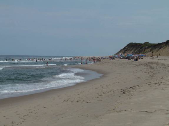 Único trecho movimentado da praia de Marconi Beach, em Cape Cod, litoral sul de Massachusetts, nos Estados Unidos